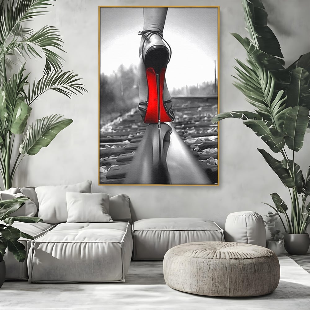 Tablou canvas cu tablou canvas cu pantof pe sina, in rama de aluminiu auriu, pe perete intr-un living